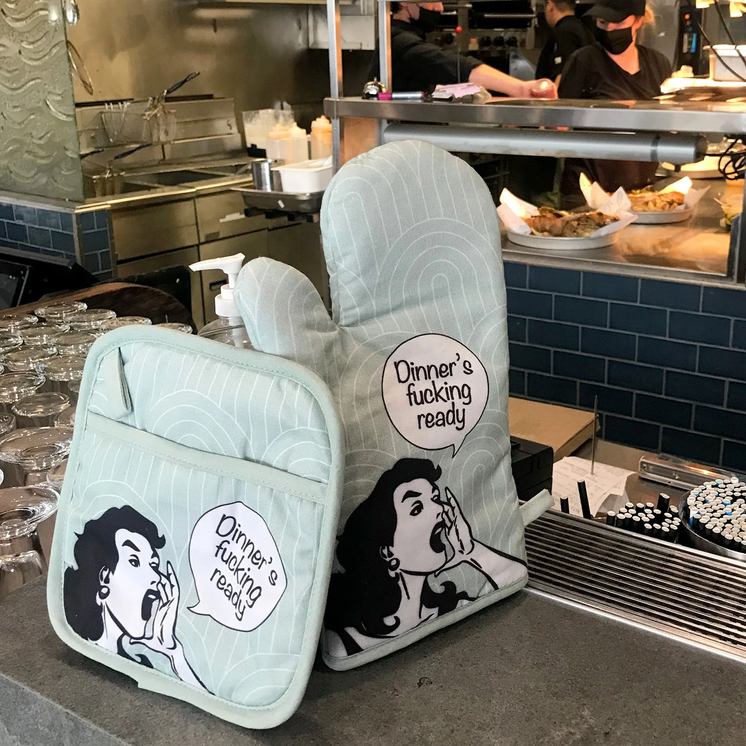 Oven Mitt And Pot Holder Set - Dinner Ready 4 Oven Mitt And Pot Holder Set - Dinner Ready - Image 2