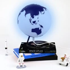 GIFT REPUBLIC Globe Lamp