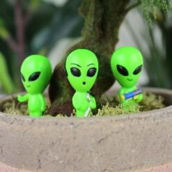 GIFT REPUBLIC Mini Plant Pot Glow In The Dark Aliens
